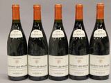 six bouteilles de vin sont alignées sur une table