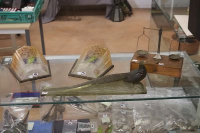une vitrine en verre contenant divers objets