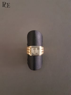 Gros plan sur une bague en or ornée d'un diamant