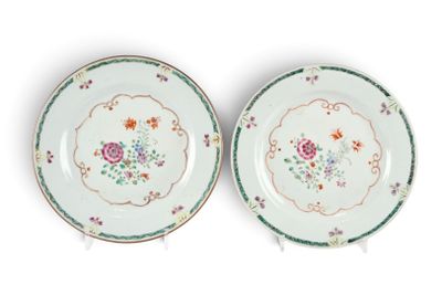 deux assiettes à motifs floraux sur une surface blanche