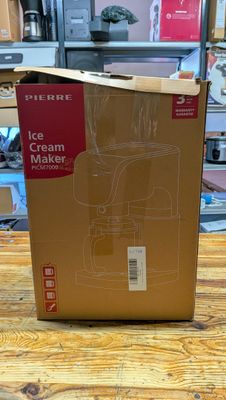 emballage d'une machine à crème posée sur une table en bois dans un magasin