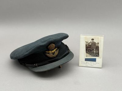 une vieille photo montrant un chapeau et une carte posés sur une table