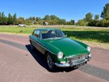 une voiture verte garée sur le bord de la route