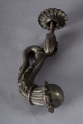 une figurine en argent représentant un homme tenant un champignon