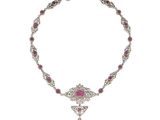 gros plan d'un collier sur fond blanc