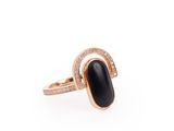 une bague en or sertie d'une pierre noire et de diamants