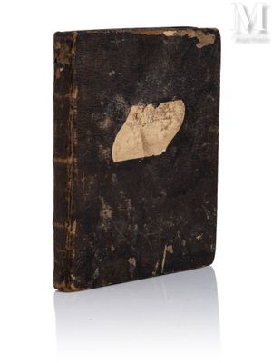 un vieux livre d'où dépasse un bout de papier