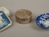deux petits plats bleus et blancs et un petit récipient en argent