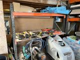 beaucoup d'outils sur les étagères du garage