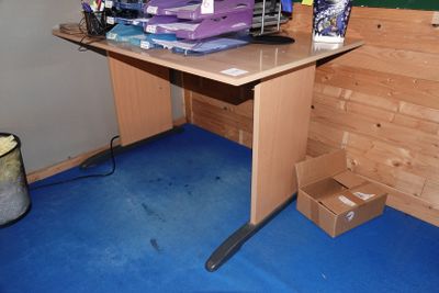 un bureau sur lequel est posé un ordinateur portable dans une pièce