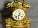 une horloge en or posée sur une table