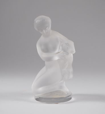 une image représentant une sculpture en verre représentant un homme agenouillé sur un socle
