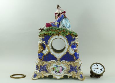 une horloge miniature surmontée d'une figurine