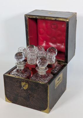 une petite boîte contenant un ensemble de verres