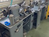plusieurs machines qui se trouvent dans une pièce