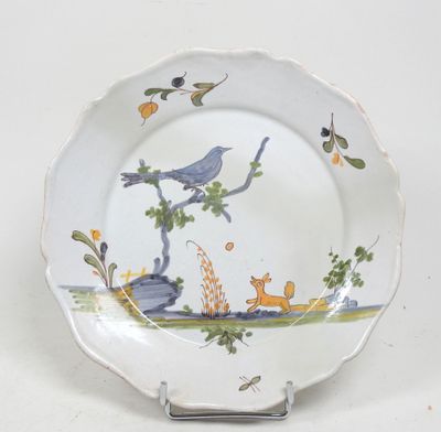 une assiette sur laquelle sont représentés un oiseau et un chat
