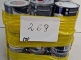 Plusieurs pots de peinture sont empilés les uns sur les autres, avec une étiquette de prix
