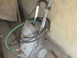une machine posée par terre à côté d'un canapé