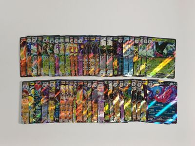 plusieurs types différents de cartes Pokémon posées sur une surface blanche