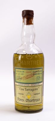 une photo d'une bouteille de whisky posée sur une surface blanche
