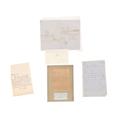 quelques vieux papiers et un bout de papier sur lequel il y a des inscriptions
