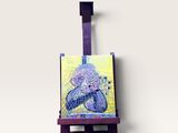 peinture sur chevalet représentant une femme en robe violette sur fond jaune