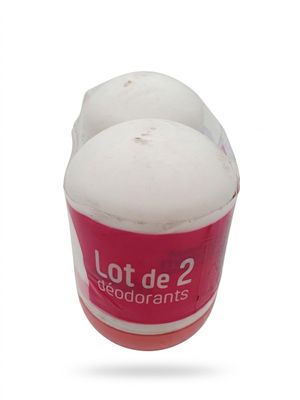 deux flacons de déodorant sur fond blanc