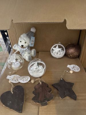une boîte en carton contenant des décorations et un ours en peluche