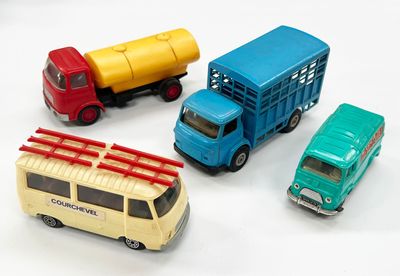 quatre camions miniatures alignés les uns à côté des autres