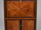 une petite armoire avec un plateau en marbre et deux portes