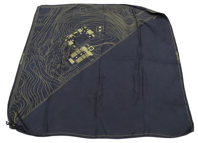 une couverture sur laquelle est représentée une carte, sur fond blanc