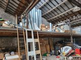 une pièce avec une échelle à l'intérieur
