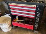 un chariot à outils contenant des outils, dans un garage