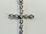 pendentif en forme de croix en diamant sur fond blanc