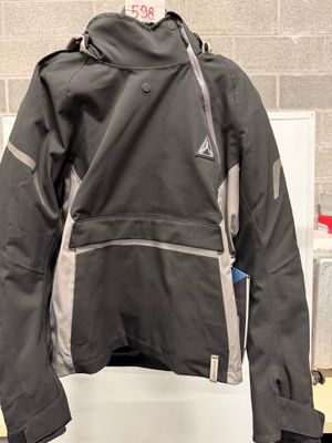 une veste suspendue à un cintre dans une pièce