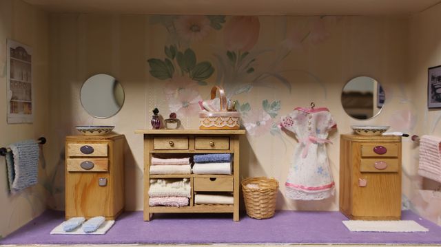 Diorama. Composition miniature, dans une vitrine en bois, vitre e...