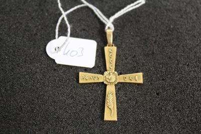 une croix plaquée or à laquelle est attachée une étiquette de prix