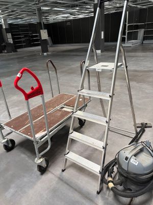 un chariot équipé d'une échelle et d'un aspirateur posé au sol