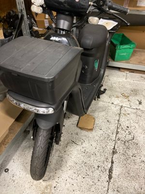une moto qui est garée dans un garage