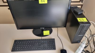 un écran d'ordinateur, un clavier et une souris posés sur un bureau
