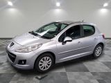 la petite voiture argentée est garée dans le garage sur un sol en damier