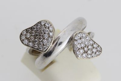 deux cœurs ornés de diamants posés sur un fond blanc