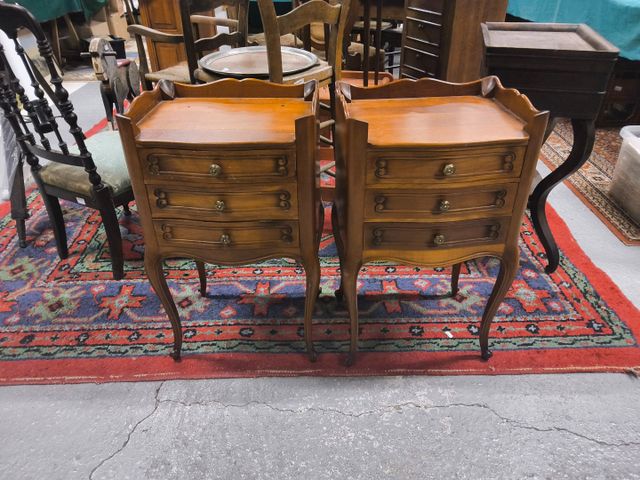 Paire de chevets de manufacture moderne, ouvrant à 3 tiroirs. Bon...
