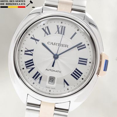 une montre en argent avec des chiffres romains sur le cadran