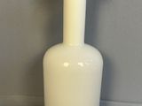 un vase blanc posé sur une table