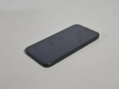 l'arrière d'un iPhone avec une coque noire posé sur une surface blanche