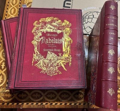 deux livres posés l'un à côté de l'autre sur une table