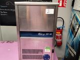 une machine posée sur une table rose
