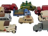 beaucoup de petites voitures et de petits camions posés sur une surface blanche