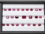 une photo d'une vitrine contenant plusieurs rubis rouges